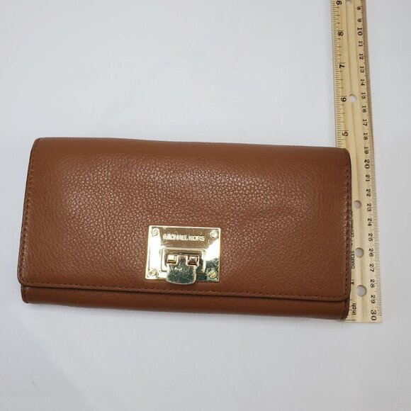 Michael Kors Astrid Carryall Wallet Tan Leather With Gold-Tone Lock Closure - Picture 10 of 13